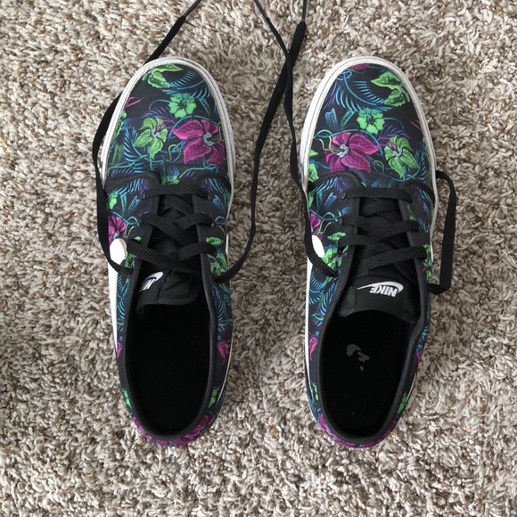 Nike Shoes - Picture 3 of 4